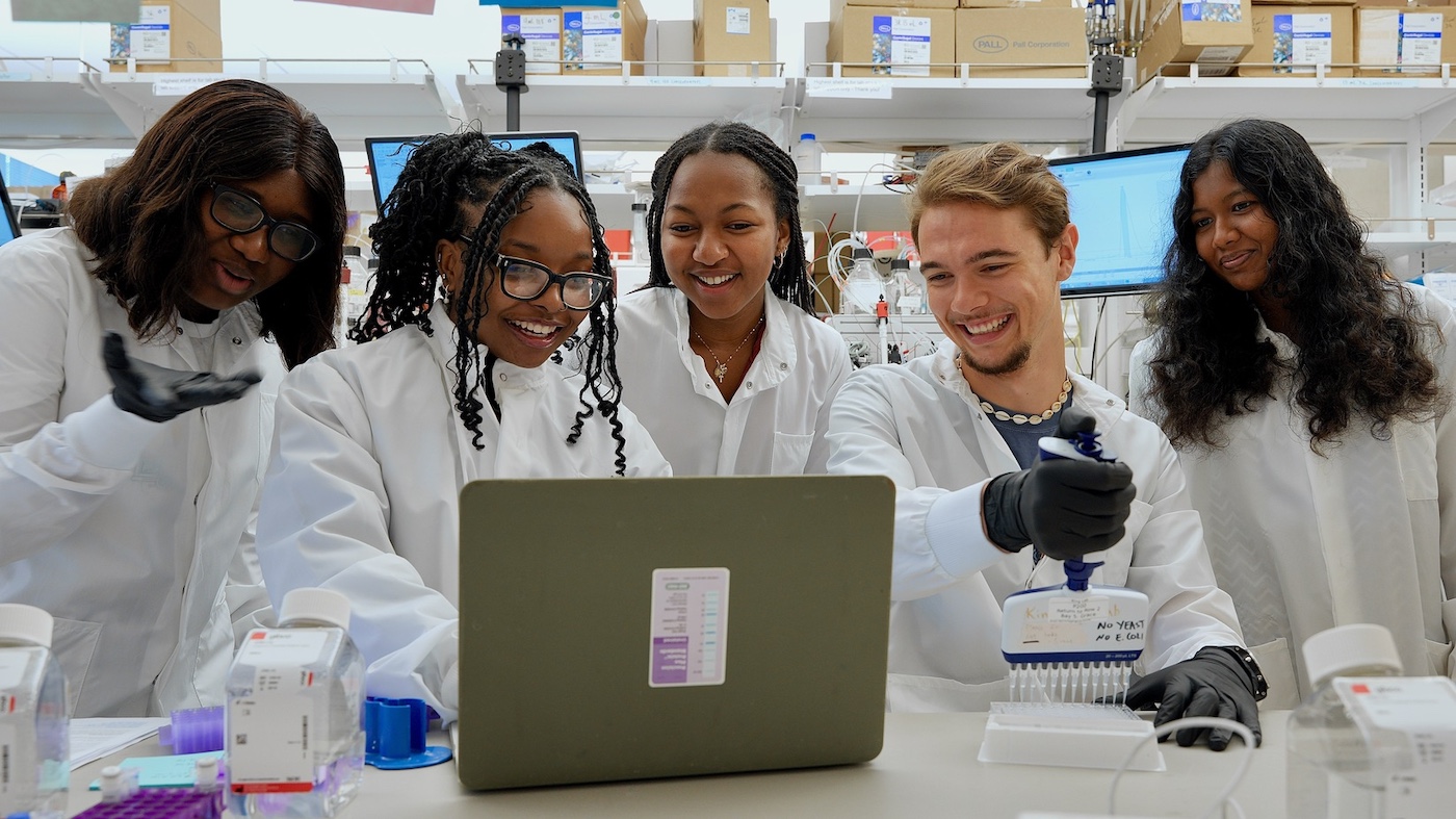 Summer undergraduate researchers design proteins at the IPD